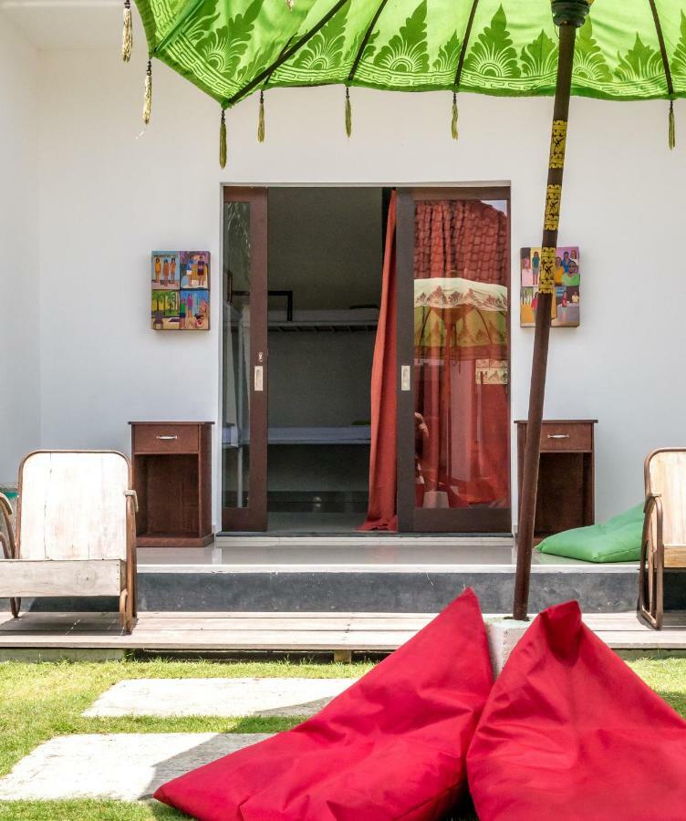 Хостел La Boheme Canggu Экстерьер фото